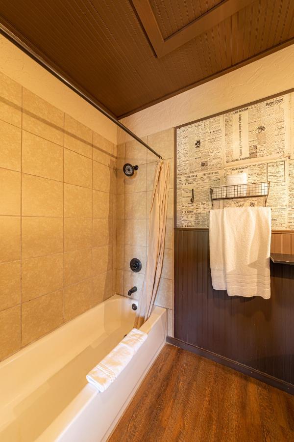 -Pet Friendly- Miners Cabin #5 -Two Double Beds - Private Balcony Tombstone Exterior foto